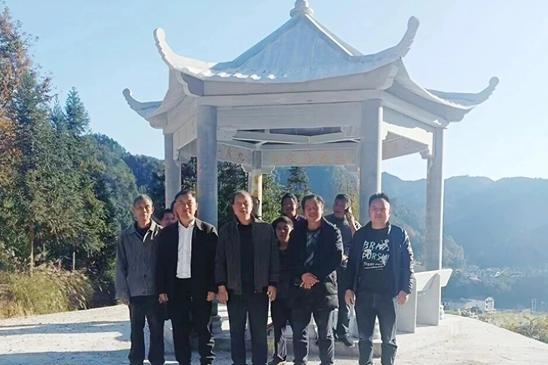 思源不忘本，亭立见深情