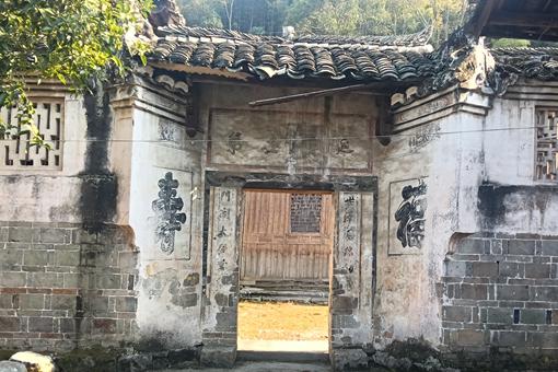 为族人初起程  前往瓮洞会同行