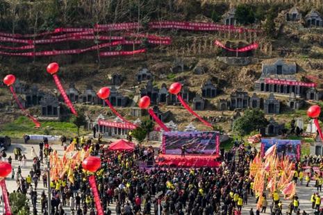 十代子孙聚青坝  皂角树下祭先祖