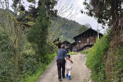 带孩子回乡下挂亲