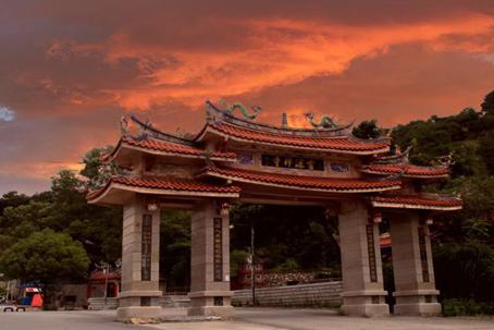 七律·重九登高灵源山