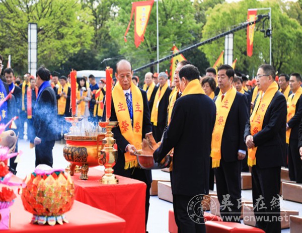 “泰伯祭祀大典”在江苏无锡鸿山文化广场隆重举行