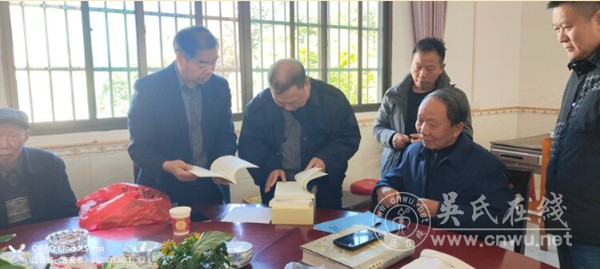 湖南新晃扶罗龙寨吴世万后裔寻根代表团赴江西寻根认祖