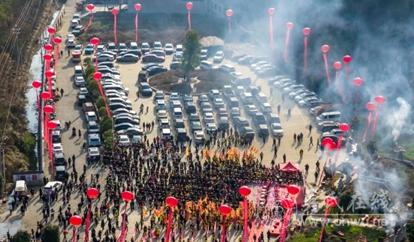 冬至祭祖叙宗情，血缘传递记祖恩