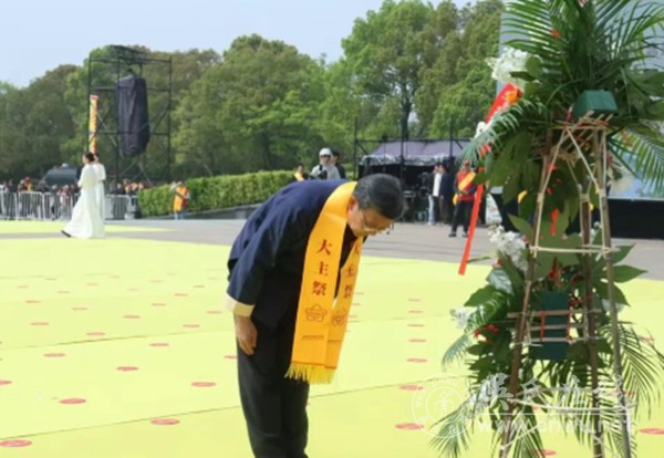 泰伯陵前的“让”字课