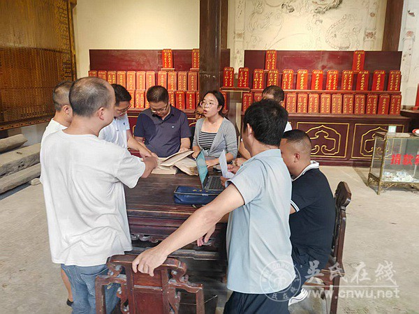 凯里学院教授和剑河县宗亲到远口吴氏总祠参加晒谱 凯里学院教授和剑河县宗亲到远口吴氏总祠参加晒谱