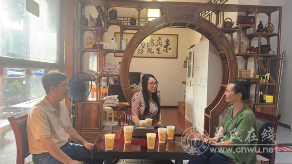 中郅公司吴碧芳拜访省级非物质遗产传承人杨汉梅 中郅公司吴碧芳拜访省级非物质遗产传承人杨汉梅